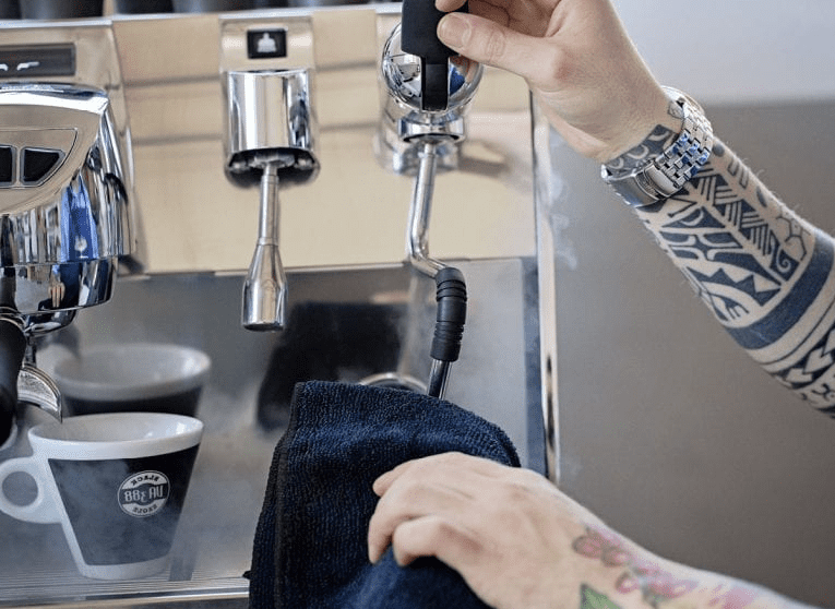 ▷ Guía Práctica: Cómo Limpiar Correctamente una Cafetera Express - Cafeterías Rentables